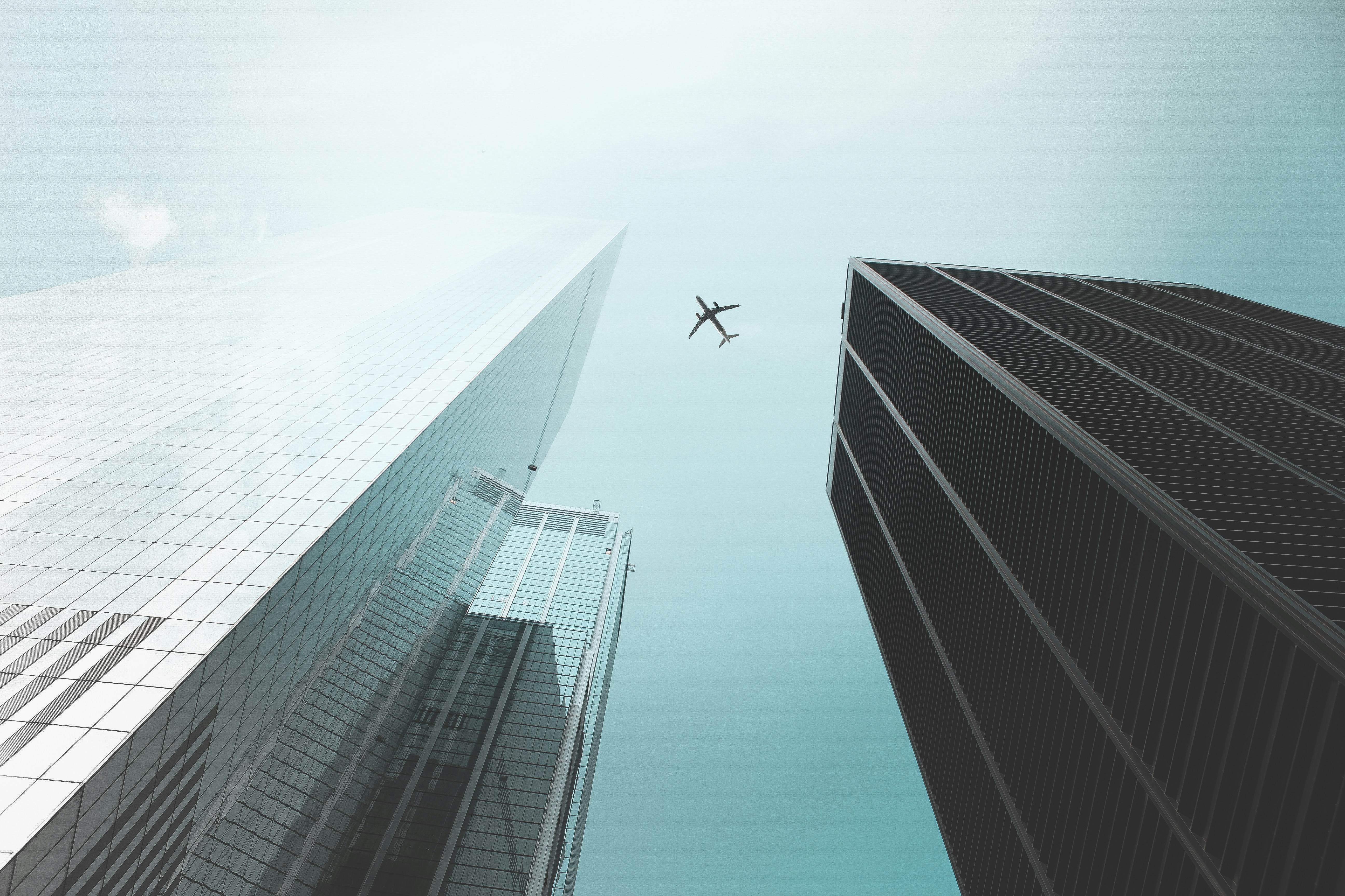 Aereo tra grattacieli